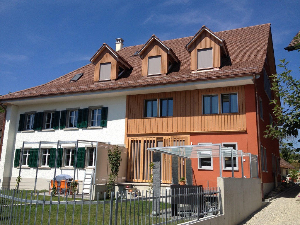 Mehrfamilienhaus mit Holzfassade