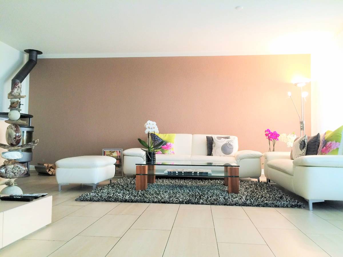 Wohnzimmer mit farbiger Wand