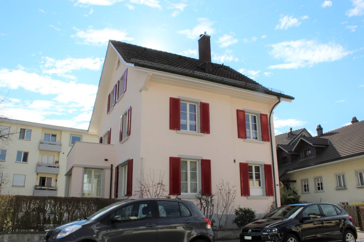 Haus mit roten Fensterläden